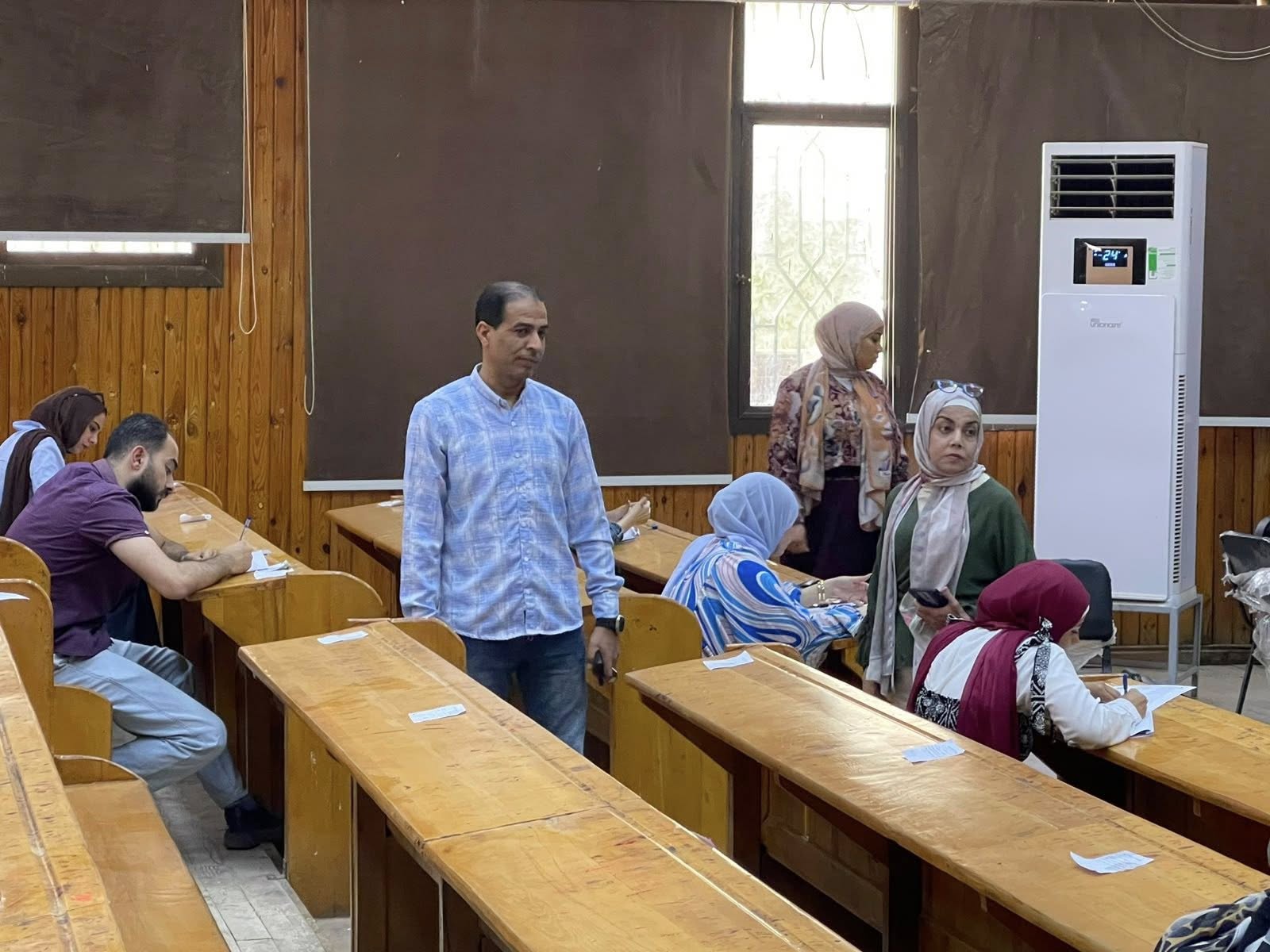 أ.د/ طاهر حسن محمد يتابع امتحانات دبلوم الدراسات العليا بكلية السياحة والفنادق