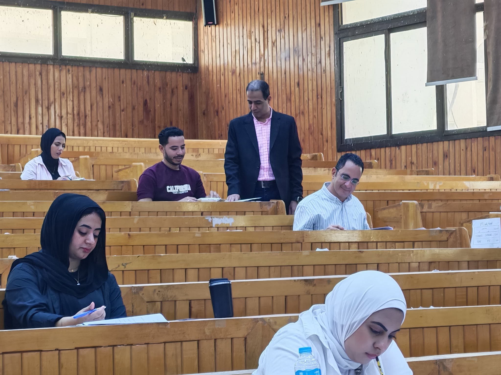 أ.د/ طاهر حسن محمد يتابع امتحانات درجة الماجستير بكلية السياحة والفنادق