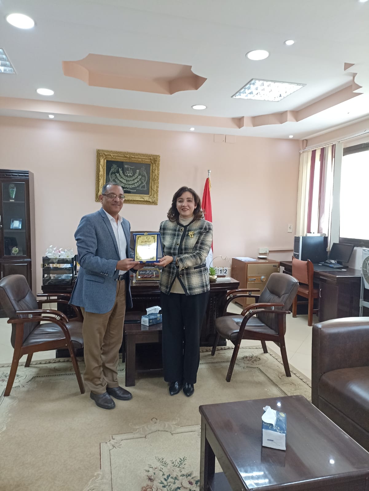 تكريم السيدة الأستاذة الدكتورة/ منى حسن سليمان - عميد الكلية من السيد الاستاذ/ محمد فاروق مدير مركز التطوير التكنولوجي بالفيوم