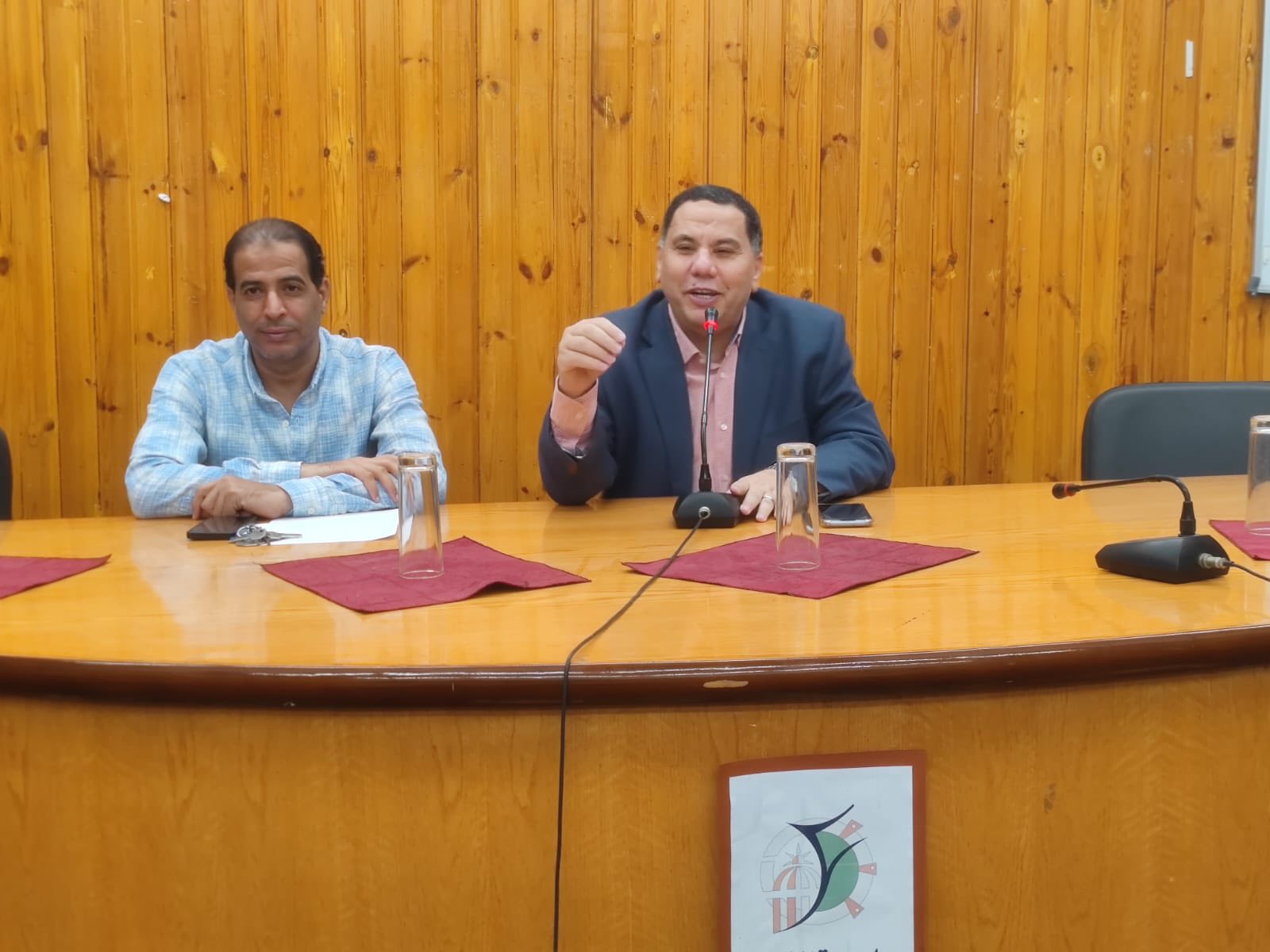 اجتماع لمناقشة تعزيز المشاركة السياسية للإداريين بكلية السياحة والفنادق – جامعة الفيوم