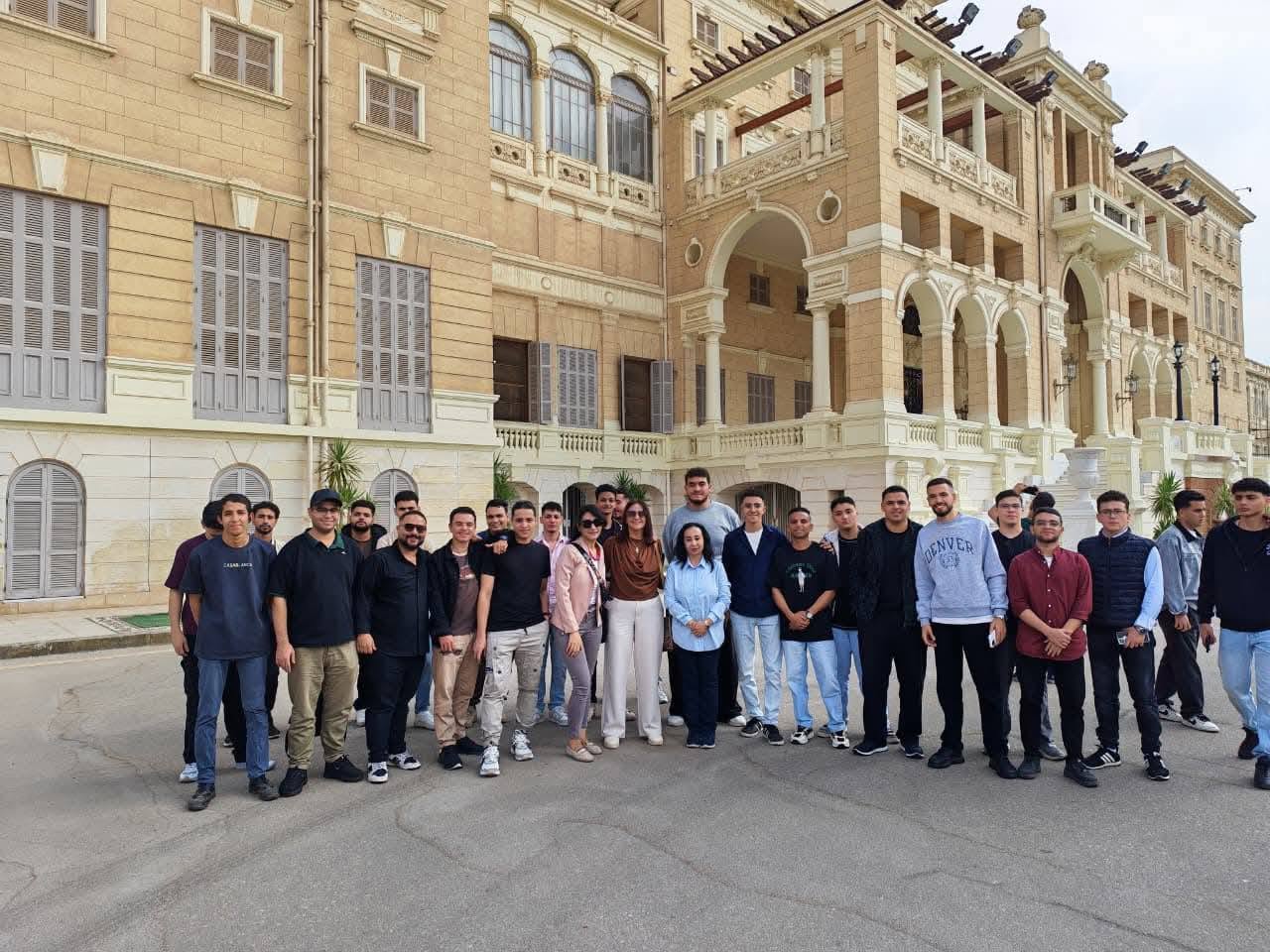 قسم الدراسات السياحية ينظم زيارة علمية إلى أبرز المزارات السياحية بالقاهرة لتعزيز التدريب التطبيقي