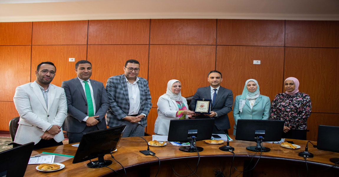 مجلس الكلية يكرم ويشكر الاستاذ الدكتور عاصم العيسوى