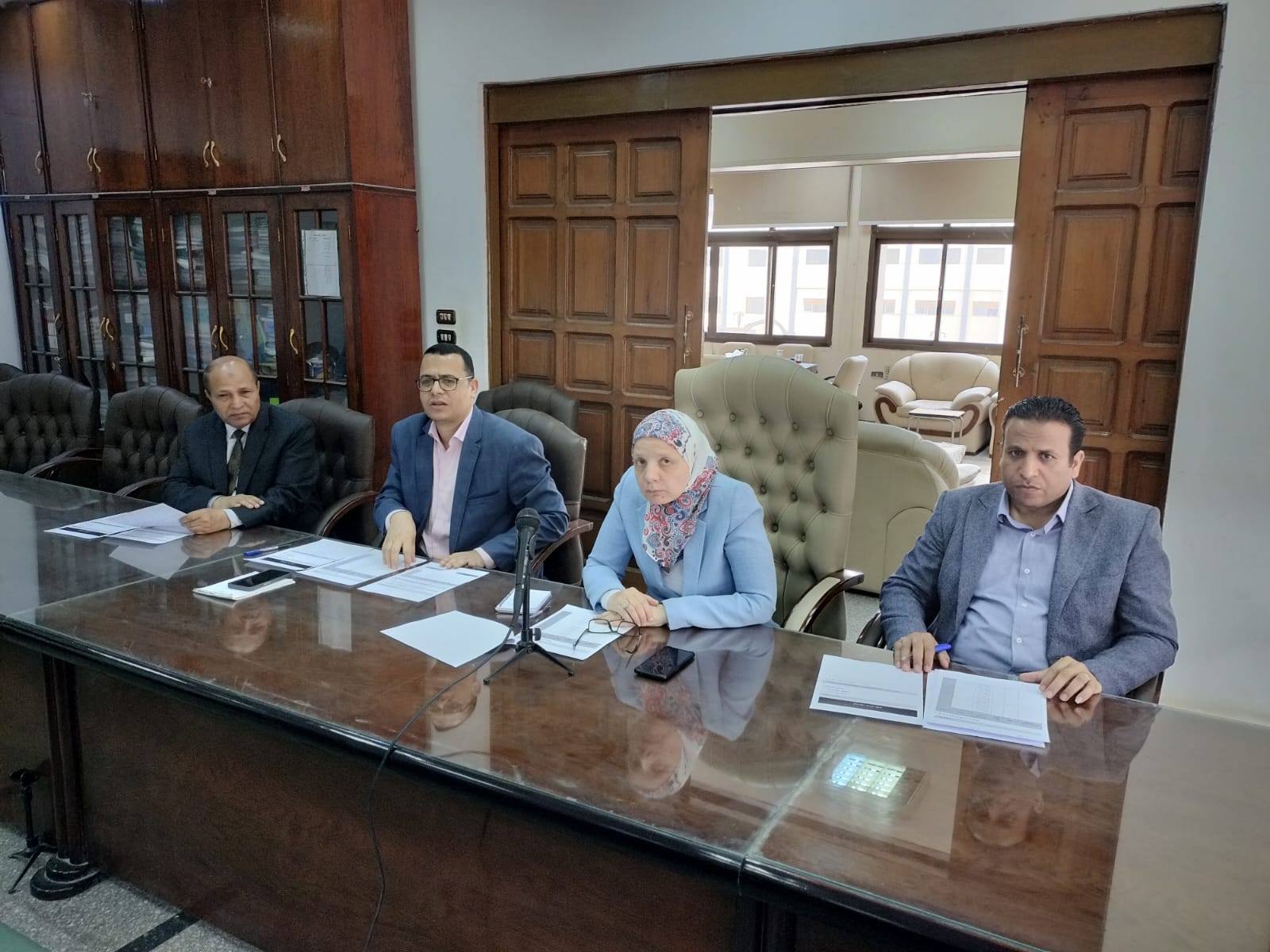 عقد إجتماع مع السادة رؤساء الأقسام ومنسقي الجودة والبرامج بالاقسام العلمية 