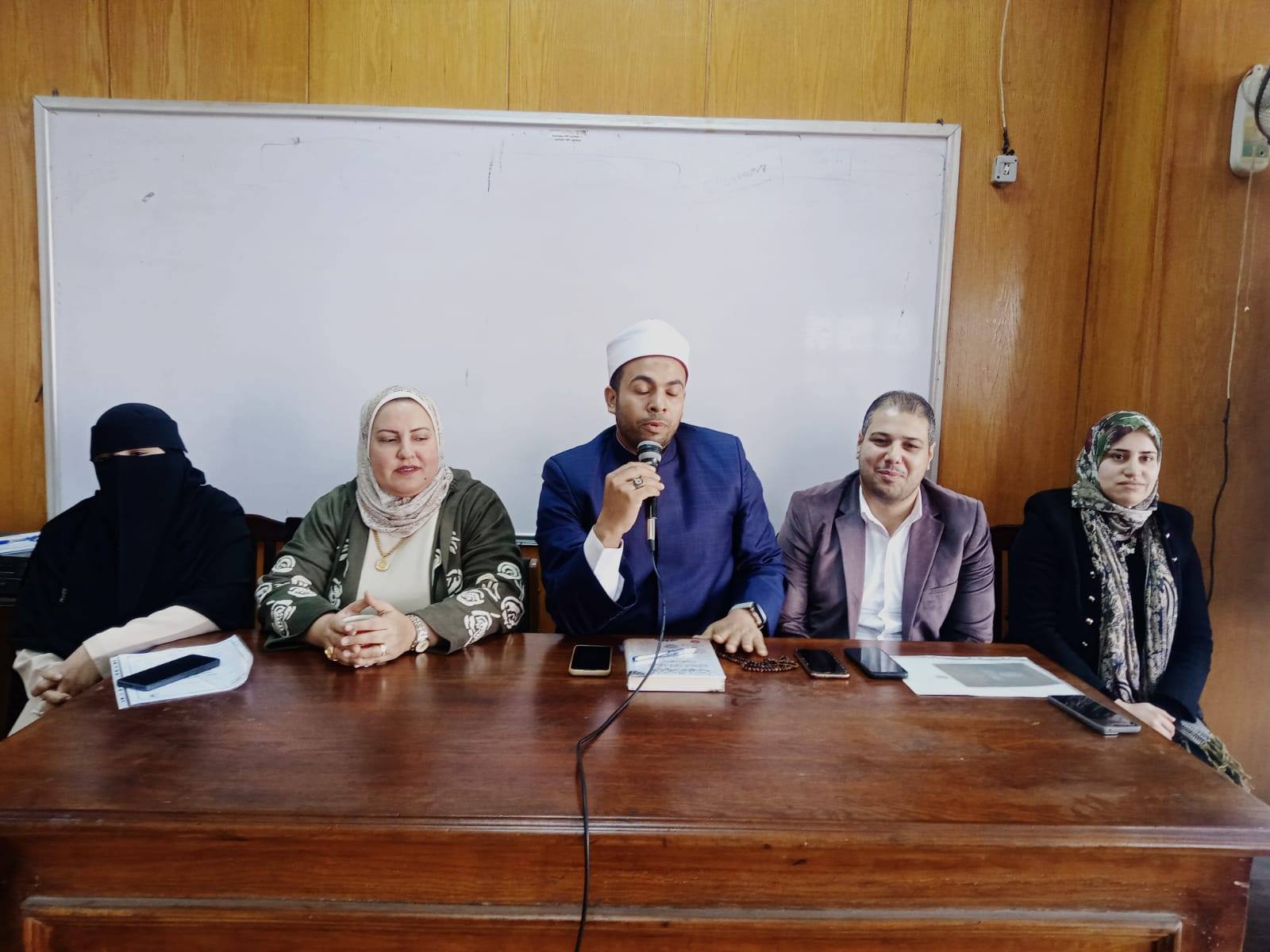 جامعة الفيوم : تواصل  فعاليات برنامج الإرشاد الأسري والتنشئة المتوازنة بكلية الأداب.