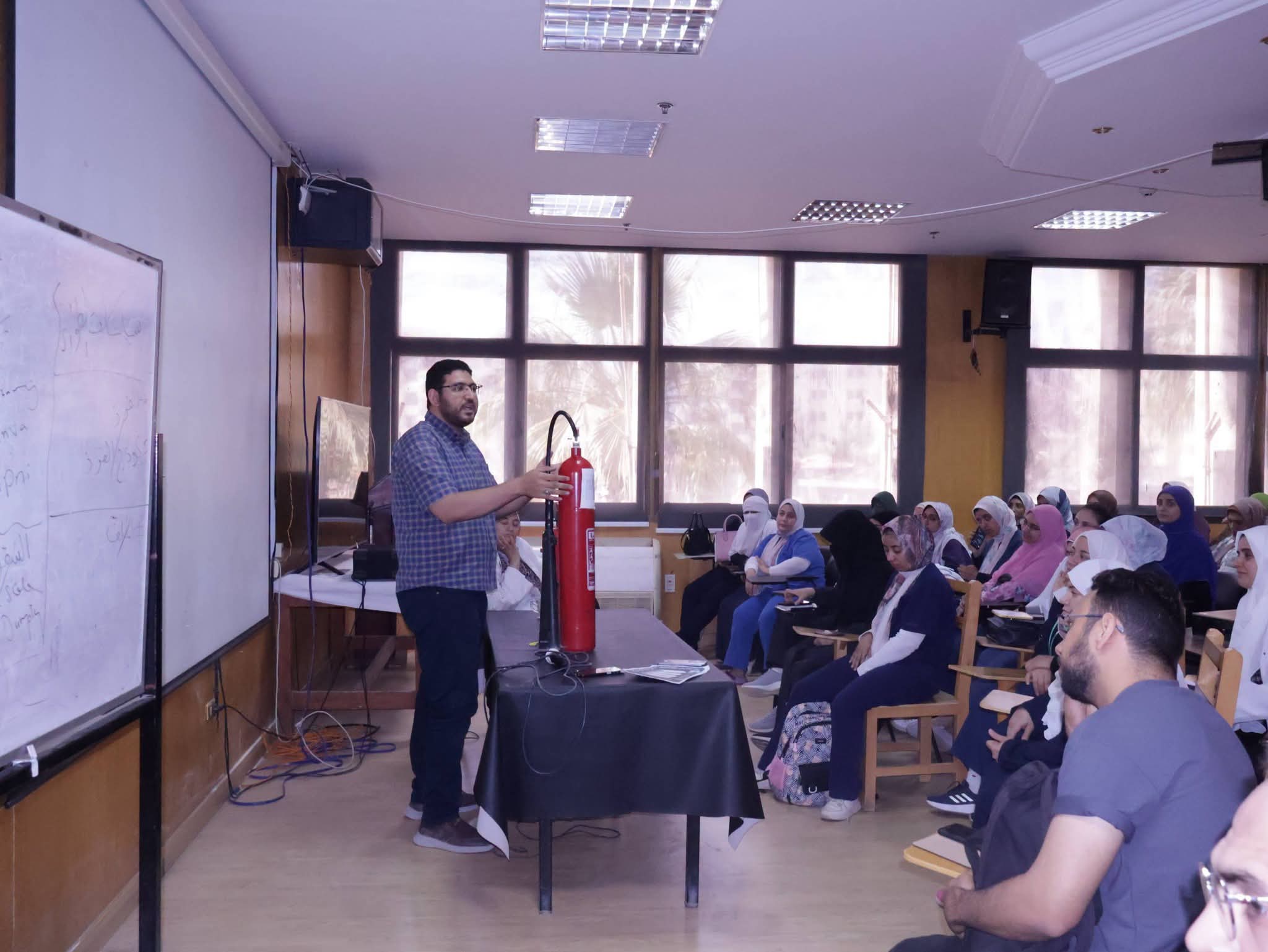 ندوة توعوية لتعزيز الوعى بكيفية التعامل السريع مع الطوارئ وإدارة المخاطر داخل بيئة العمل الطبى