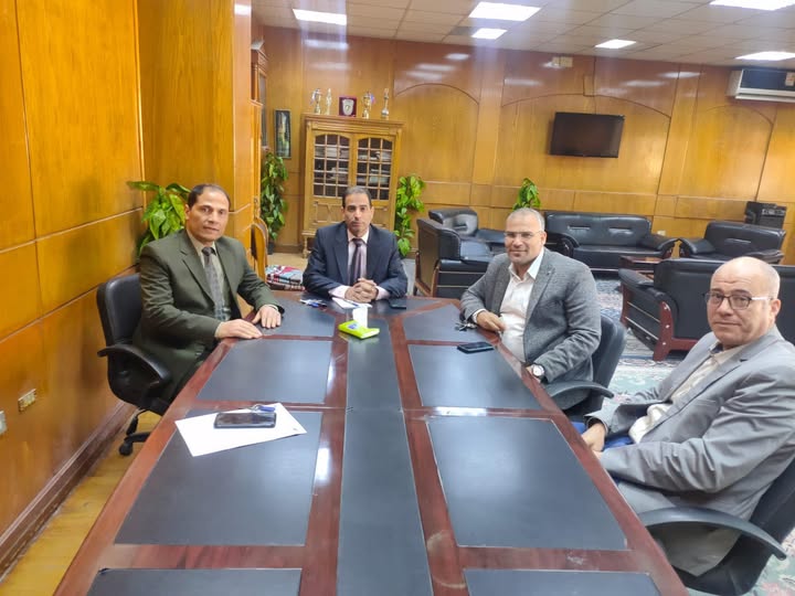 اجتماع عميد كلية السياحة والفنادق مع رؤساء الأقسام لمتابعة الخطة الدراسية