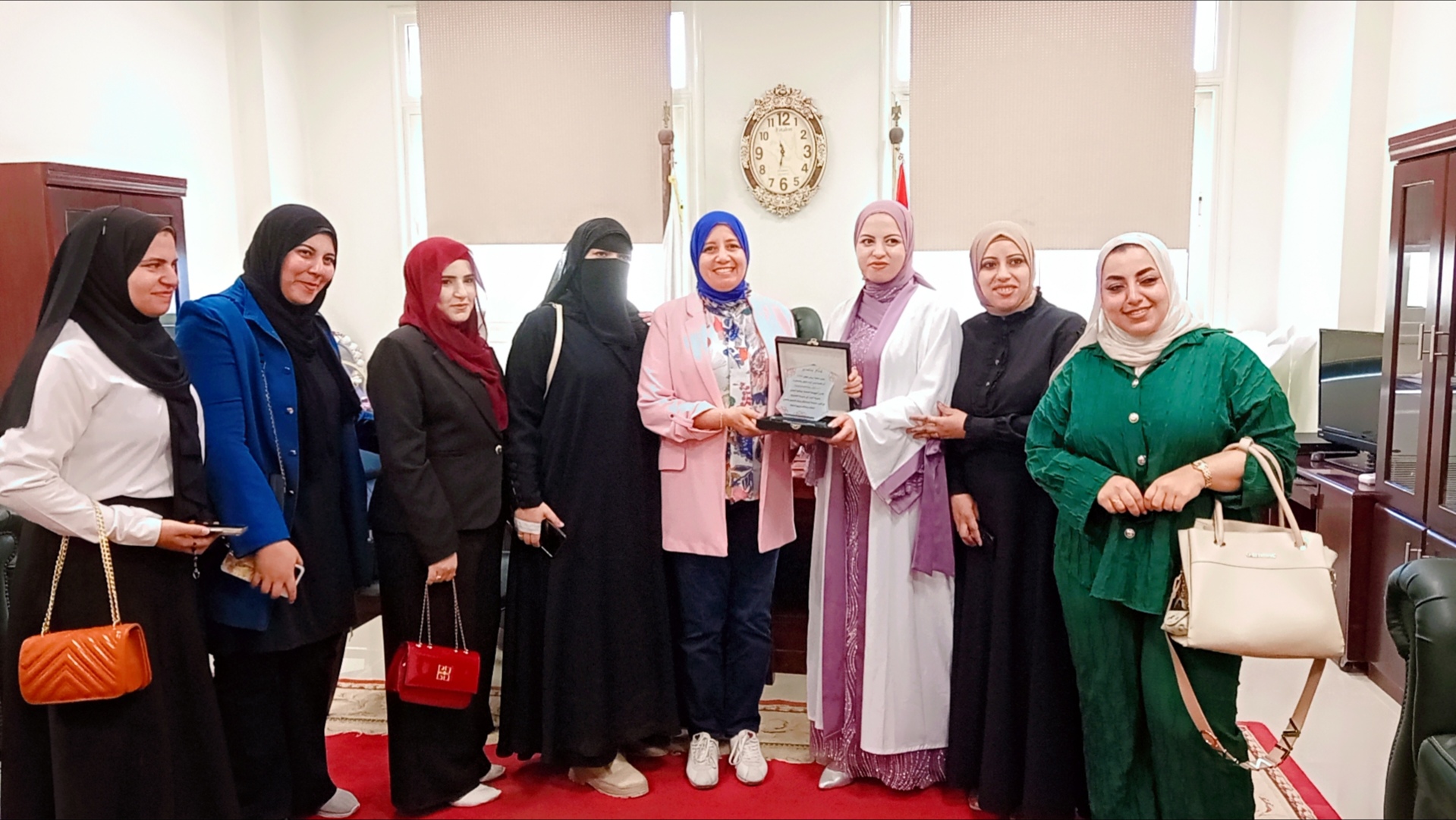 تكريم الأستاذ الدكتور/ علياء عبد المنعم إبراهيم عميد الكلية من طالبات برنامج التعليم المدمج 