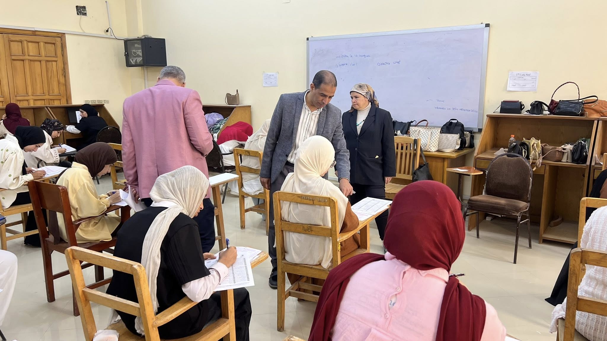 أ.د/ طاهر حسن محمد يتابع امتحانات نهاية الفصل الربيعي لطلاب المستوى الثالث ببرنامج إدارة السياحة الرياضية