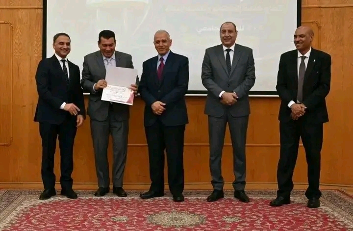 تكريم عميد كلية الآداب جامعة الفيوم في احتفالية قطاع خدمة المجتمع وتنمية البيئة بجامعة الفيوم 