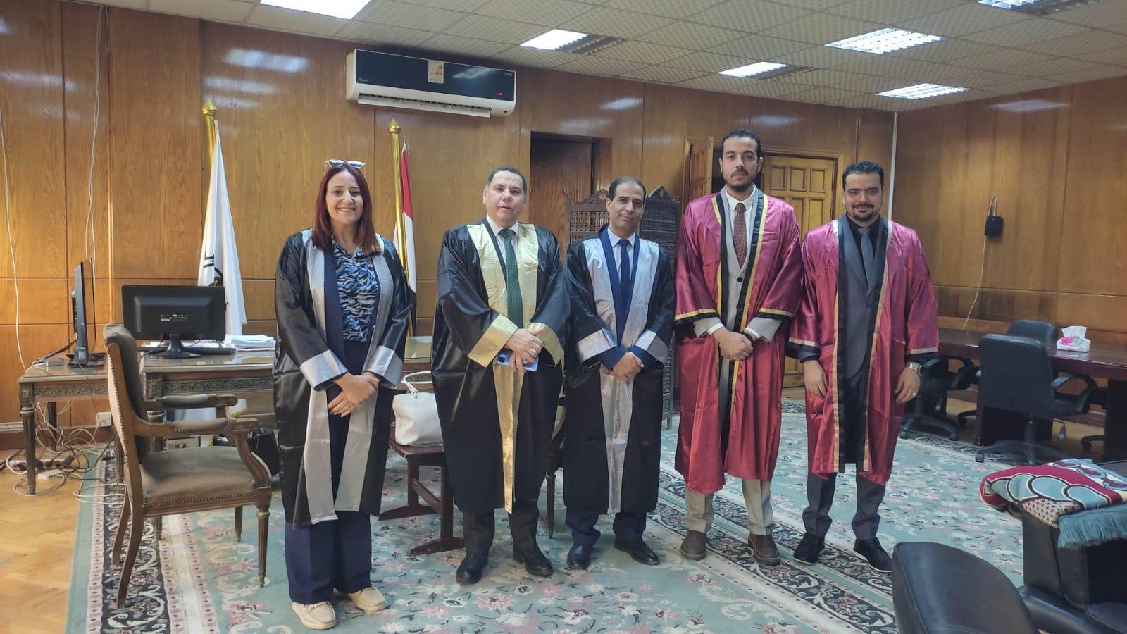 تهنئة الأستاذ الدكتور طاهر حسن محمد لجميع المكرمين بمناسبة احتفالية عيد العلم الثامن عشر لجامعة الفيوم