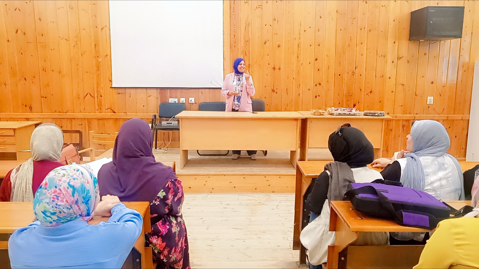 اجتماع الأستاذ الدكتور/ علياء عبد المنعم إبراهيم عميد الكلية مع السادة أعضاء هيئة التدريس والهيئة المعاونة استعدادًا للعام الدراسي الجديد 2027/2026