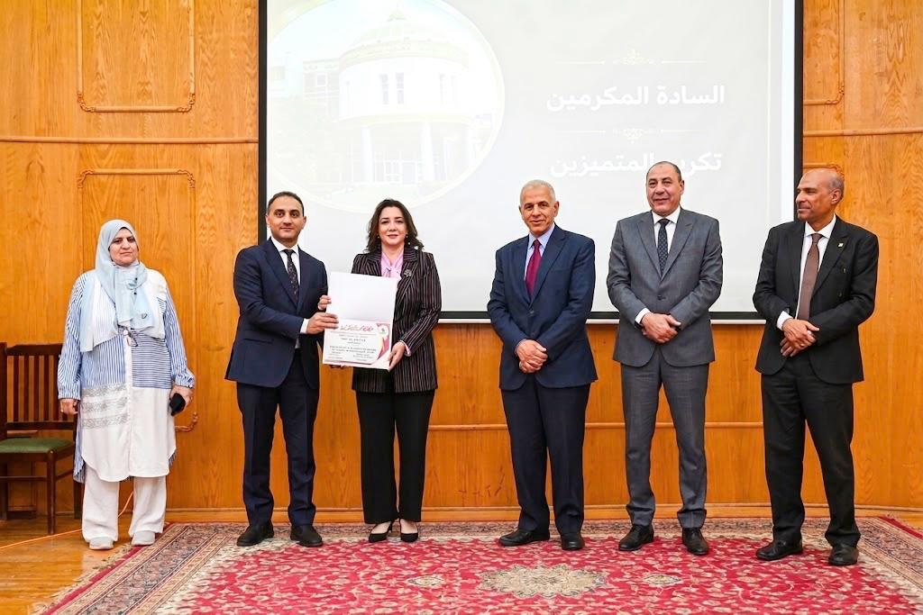 تكريم عميدة كلية الهندسة خلال احتفالية ختام أنشطة قطاع خدمة المجتمع وتنمية البيئة بجامعة الفيوم