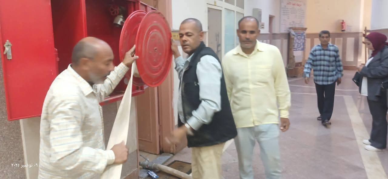 وحدة إدارة الأزمات والكوارث بالكلية بمراجعة منظومة الحريق 