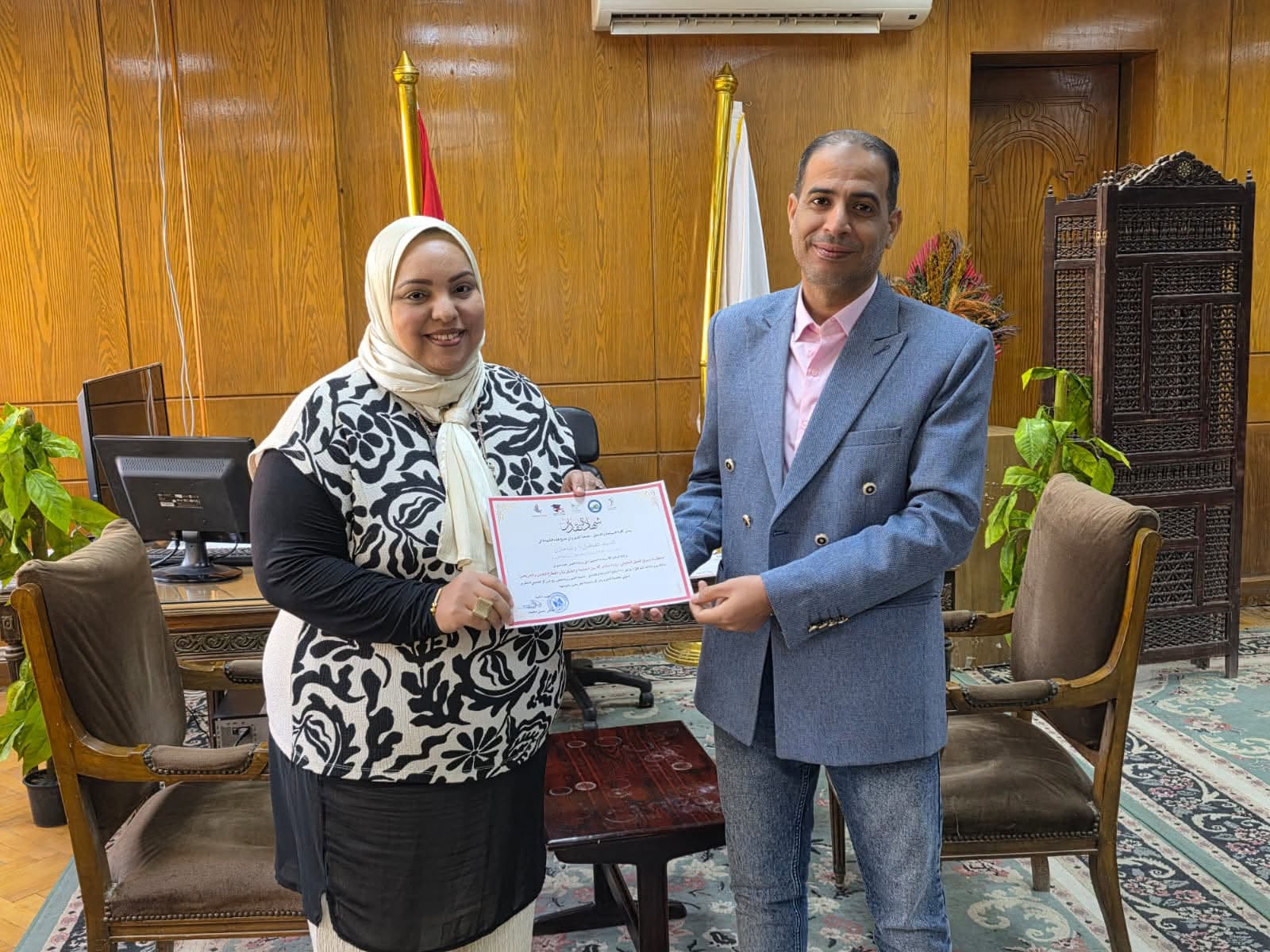 تكريم مديرة الكلية لمشاركتها في تنظيم ورشة عمل "متطلبات سوق العمل الحقيقي"