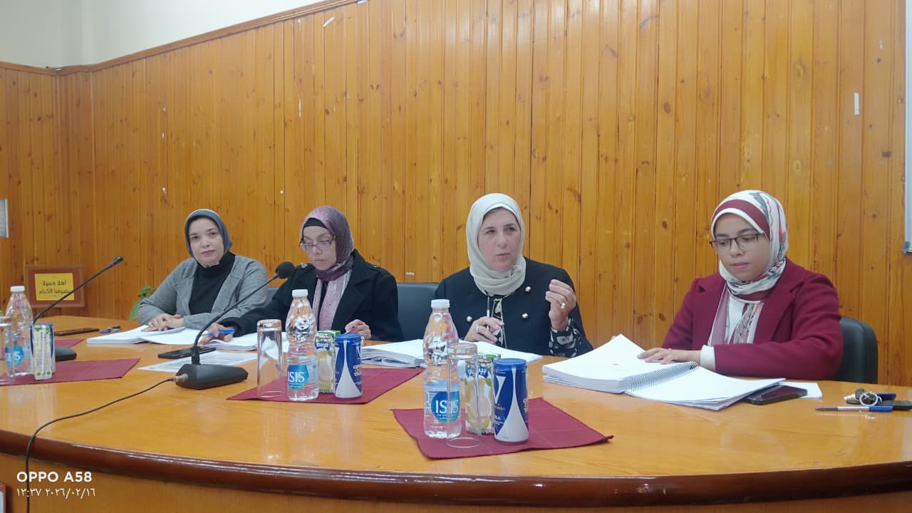 حلقة سيمنار لمناقشة رسالة دكتوراه بعنوان "تأثير الاستراتيجيات التسويقية على الحصة السوقية لقطاع النقل السياحي بالسكك الحديدية" – قسم الدراسات السياحية، كلية السياحة والفنادق، جامعة الفيوم