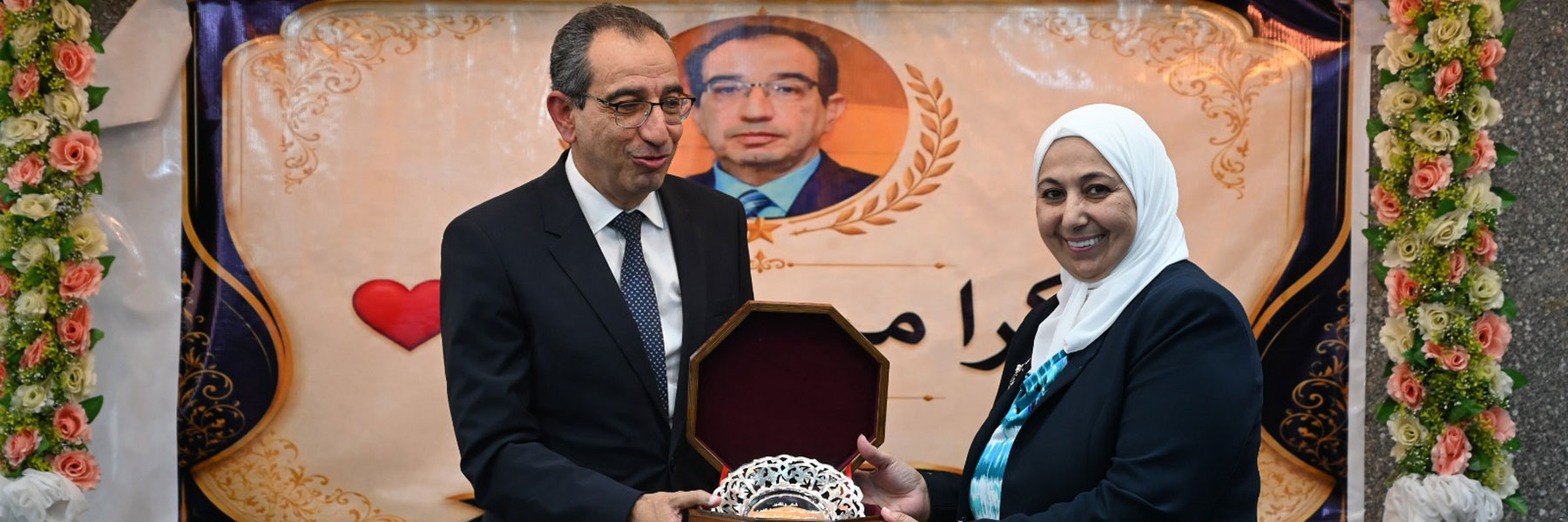 كلية الطب بجامعة الفيوم تكرم الأستاذ الدكتور/ ياسر مجدي حتاته تقديرًا لمسيرته الحافلة بالعطاء وجهوده في قيادة الجامعة 
