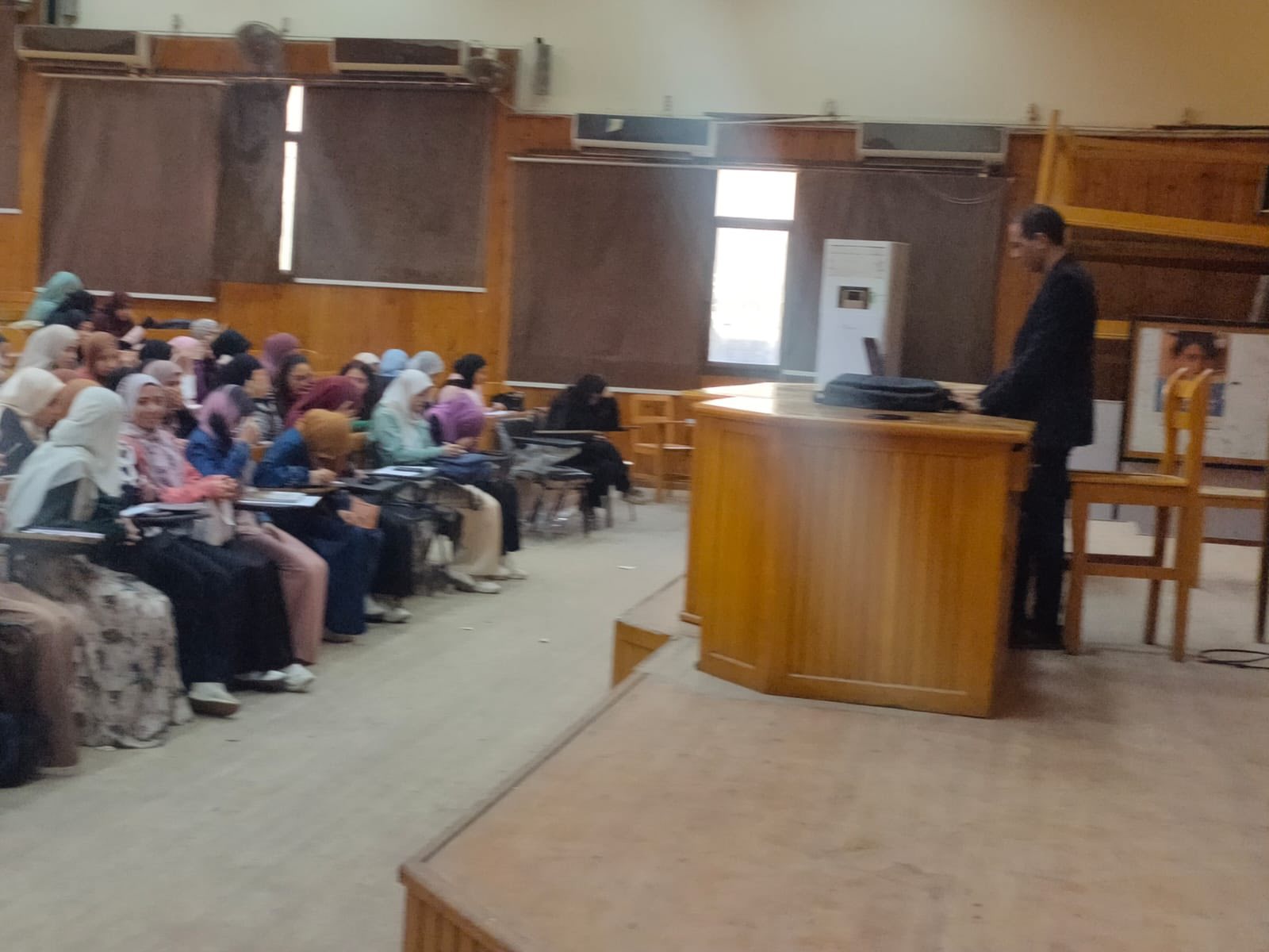 في أول أيام شهر رمضان المبارك… عميد الكلية يباشر مهامه التدريسية ويتابع انتظام العملية التعليمية