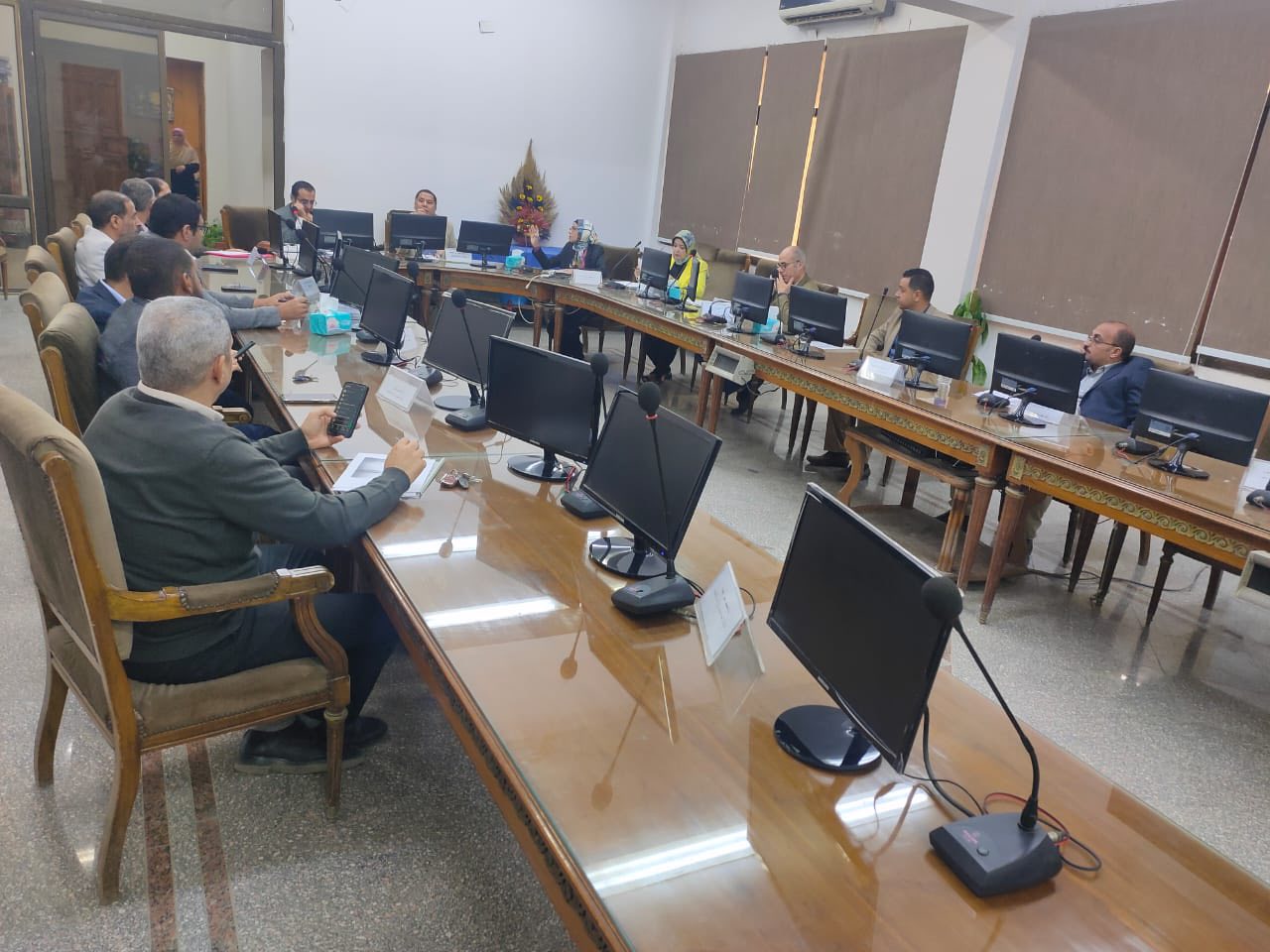  عميد الكلية يعقد اجتماعاً مع رؤساء معايير الجودة لمتابعة استعدادات الكلية للاعتماد المؤسسي