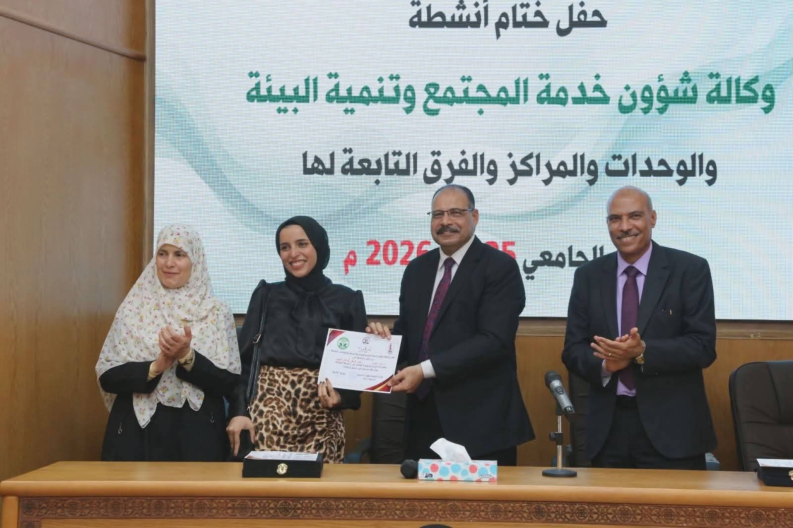  🔹 تكريم مدير المركز ومديري الوحدات ومنسقي الفرق
