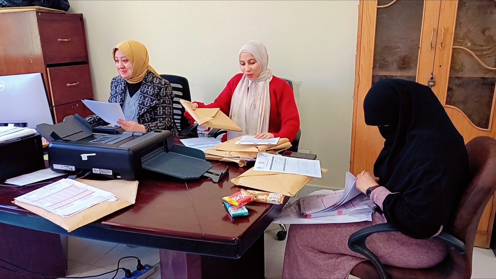 استمرار أعمال كنترول التصحيح الإلكتروني بالكلية