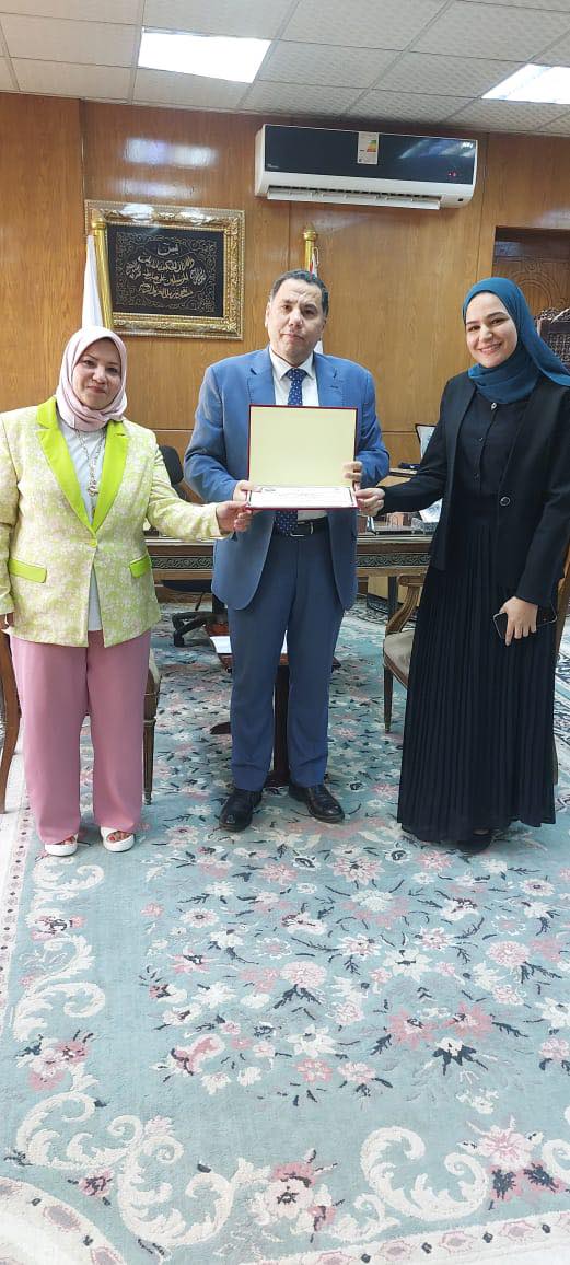 تكريم الطالبة المتميزة منار صلاح محمد بكلية السياحة والفنادق – جامعة الفيوم 