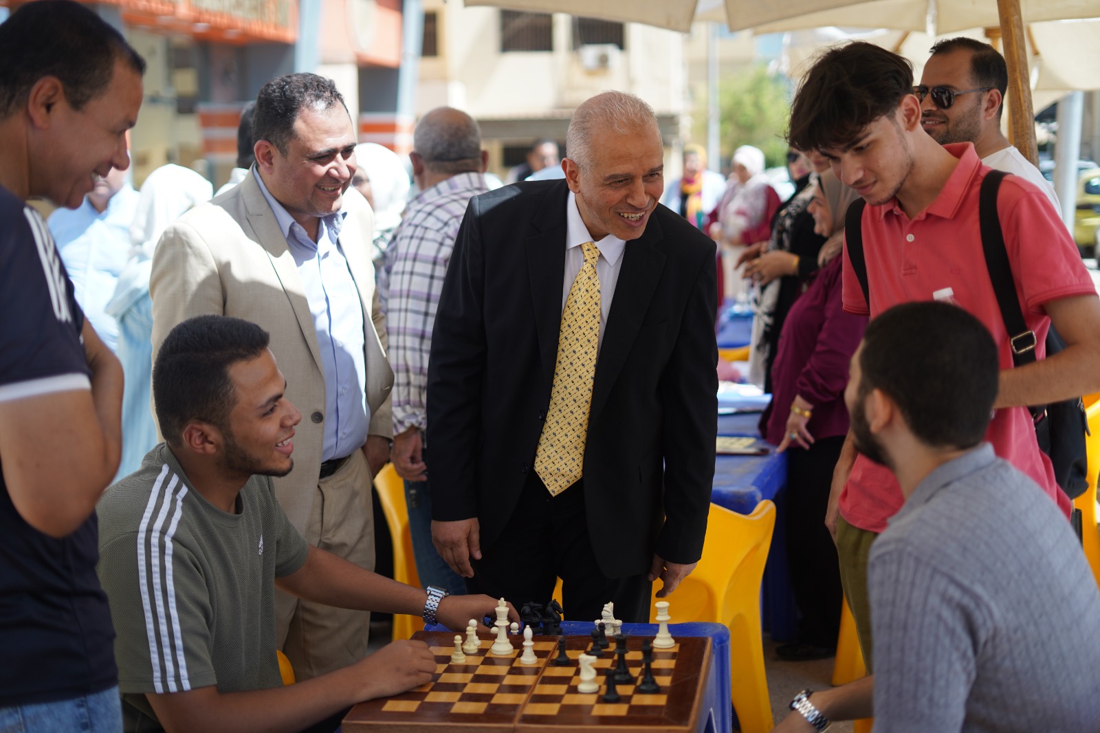   نائب رئيس الجامعة لشئون التعليم والطلاب يتفقد أنشطة رعاية الطلاب بالحرم الجامعي