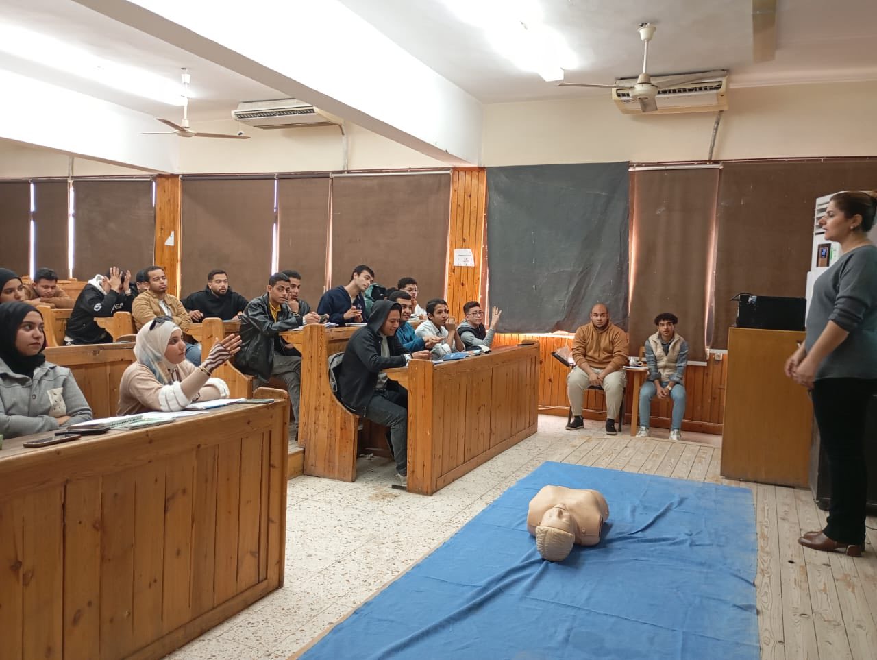 محاضرة تطبيقية في الإسعافات الأولية لطلاب كلية السياحة والفنادق 🩺🚑
