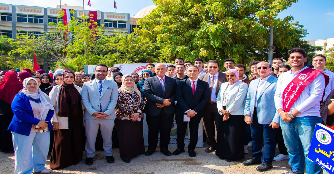 حاسبات تبدأ العام الجامعي بتحية العلم.