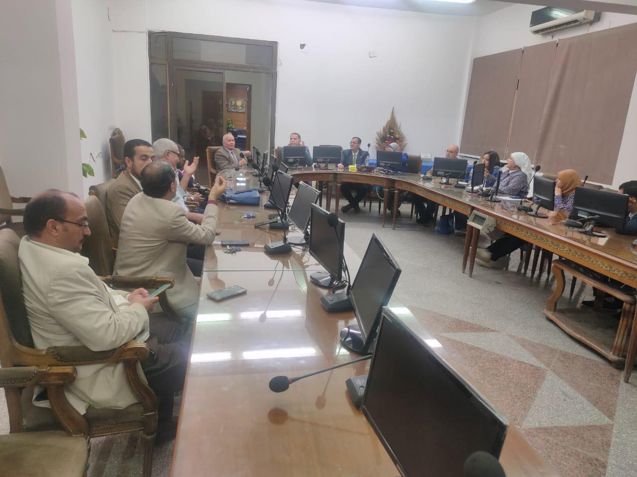 عميد الكلية يعقد اجتماعا هاما لقسم الإرشاد السياحى إستعدادا لزيارة فريق الجودة والإعتماد 