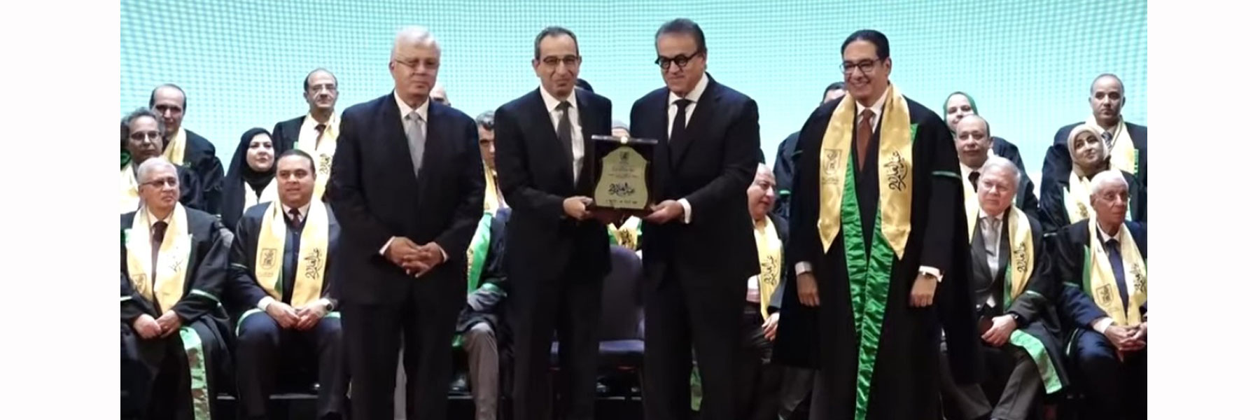 تكريم الأستاذ الدكتور/ ياسر مجدي حتاته رئيس جامعة الفيوم في احتفالية كبرى بعيد العلم العشرين في جامعة القاهرة بحضور كبار رجالات الدولة وقيادات الجامعات المصرية‎