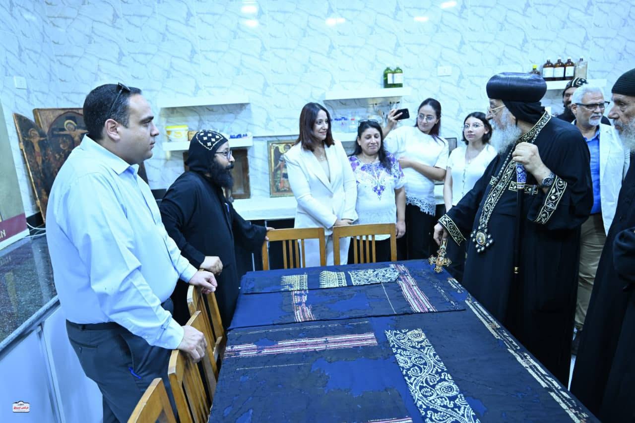مشاركة أكاديمية من كلية السياحة والفنادق بجامعة الفيوم في جهود ترميم المقتنيات التاريخية بالكنيسة القبطية