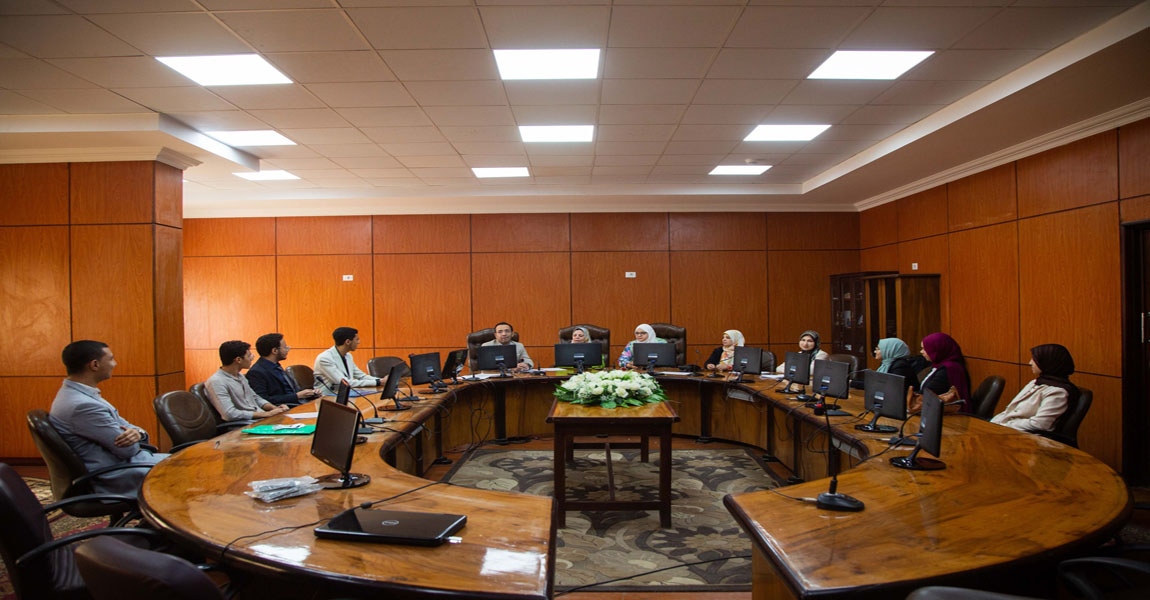 مسابقة الطالب والطالبة المثالية ، على مستوى الكلية.