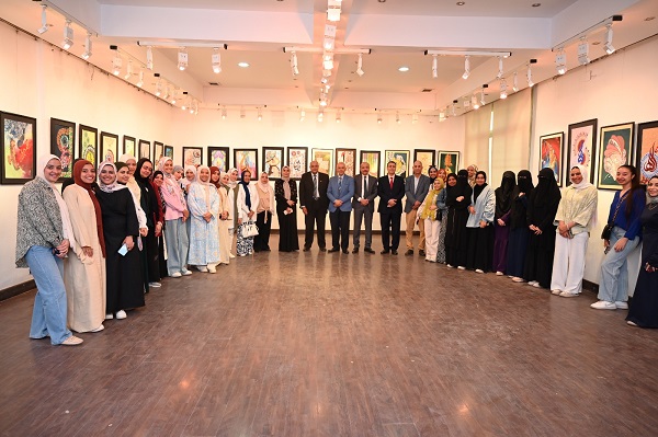 إبداعات طلابية في معرض "حرف وزخرف" بكلية التربية النوعية