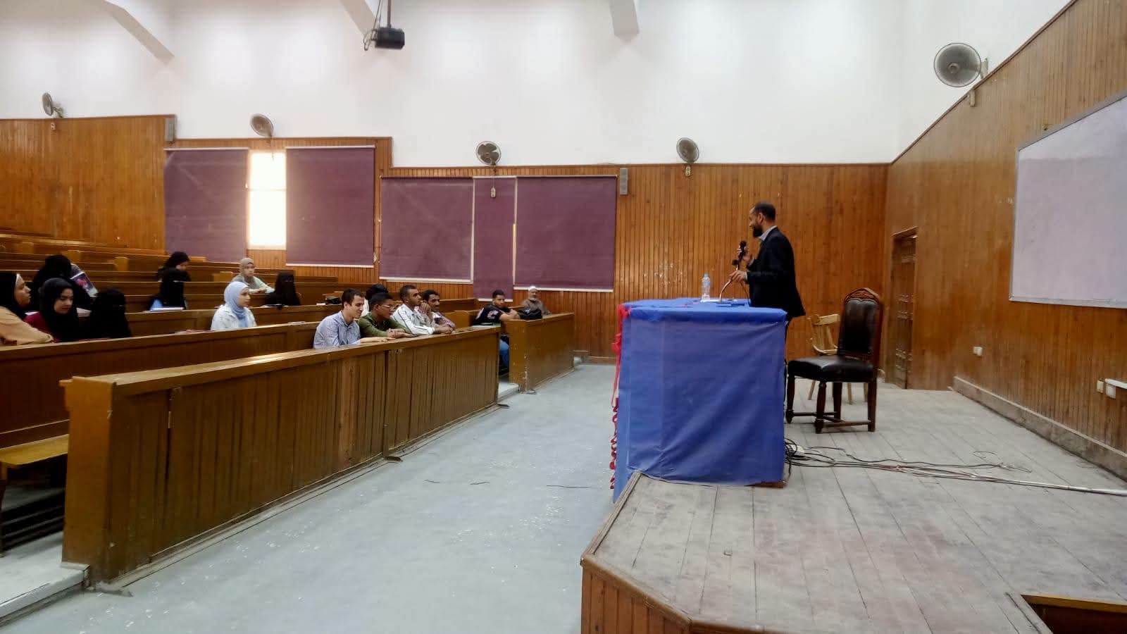 ندوة تعريفية لطلاب الفرقة الثالثة بمكتب التدريب الميداني.