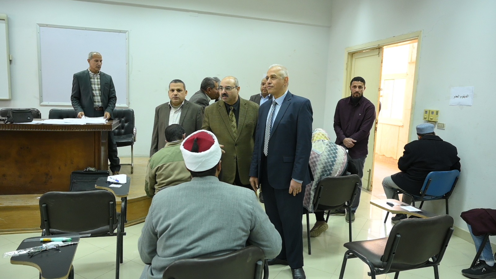 نائب رئيس الجامعة لشؤون التعليم والطلاب يتفقد امتحانات الدراسات العليا بكلية دار العلوم