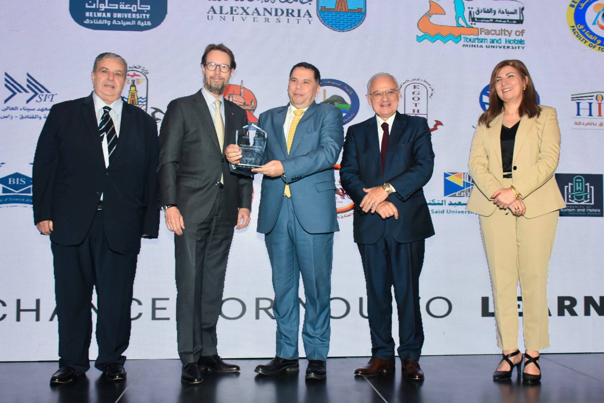 تكريم عميد كلية السياحة والفنادق – جامعة الفيوم في الاحتفالية السنوية لمجموعة فنادق انتركونتيننتال العالمية