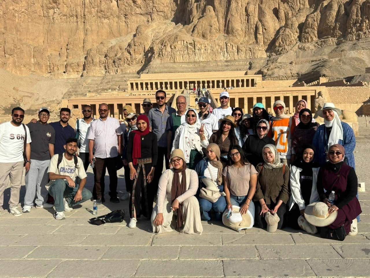 طلاب قسم الإرشاد السياحي يواصلون رحلتهم العلمية الميدانية بين كنوز الأقصر