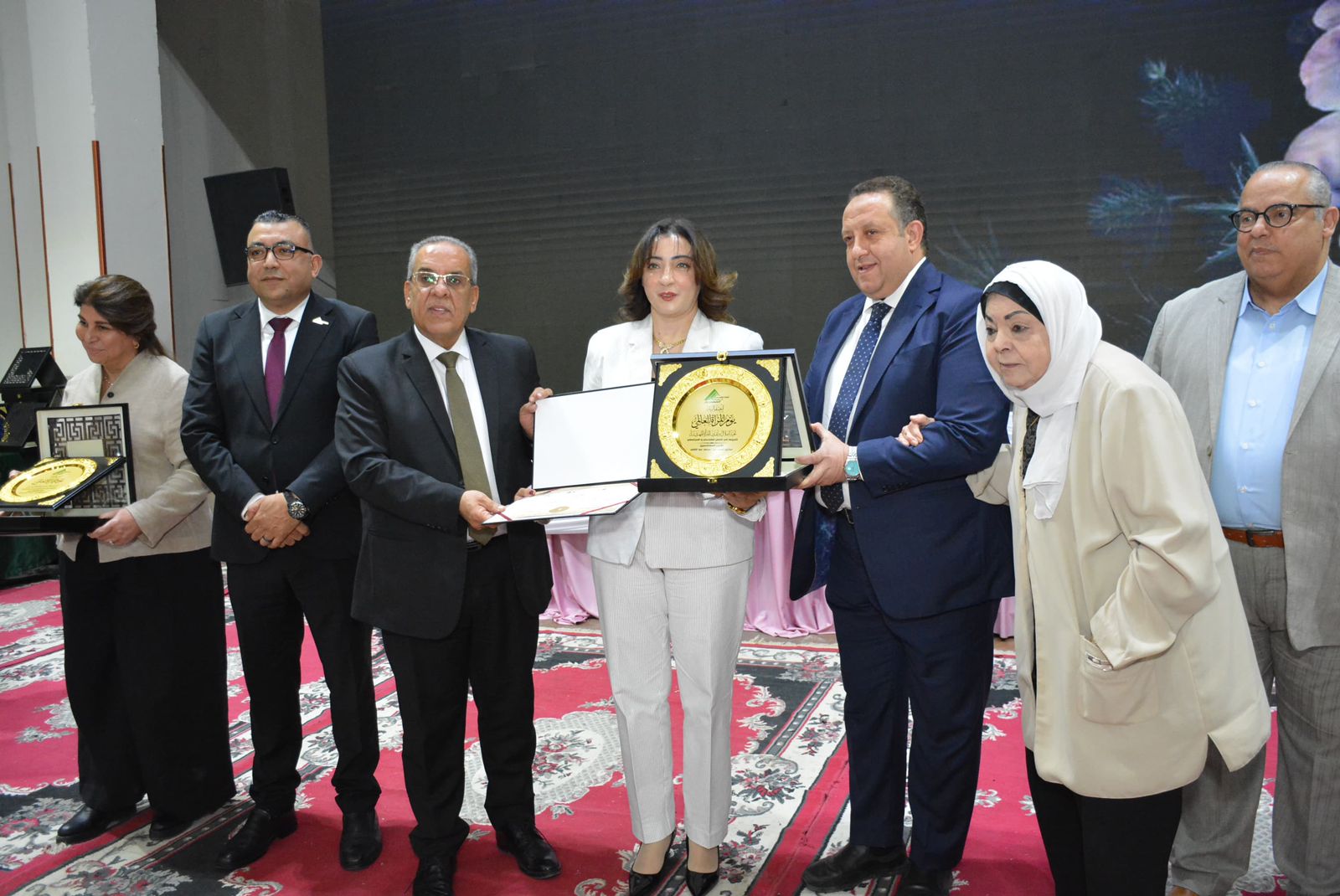 أسرة كلية الهندسة تهنئ عميدة الكلية لتكريمها من النقابة العامة للمهندسين ضمن رائدات العمل الهندسي المتميزات