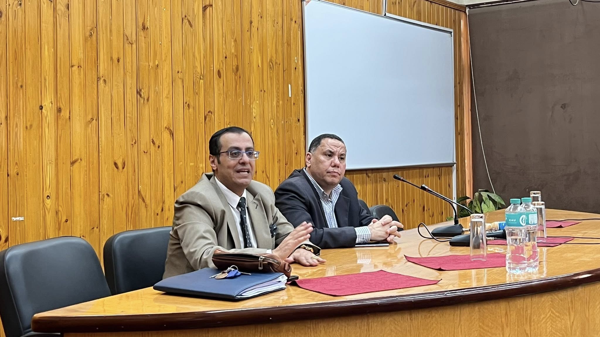 اجتماع موسّع لمتابعة استعدادات الجودة قبل زيارة  الاعتماد المؤسسي بكلية السياحة والفنادق 