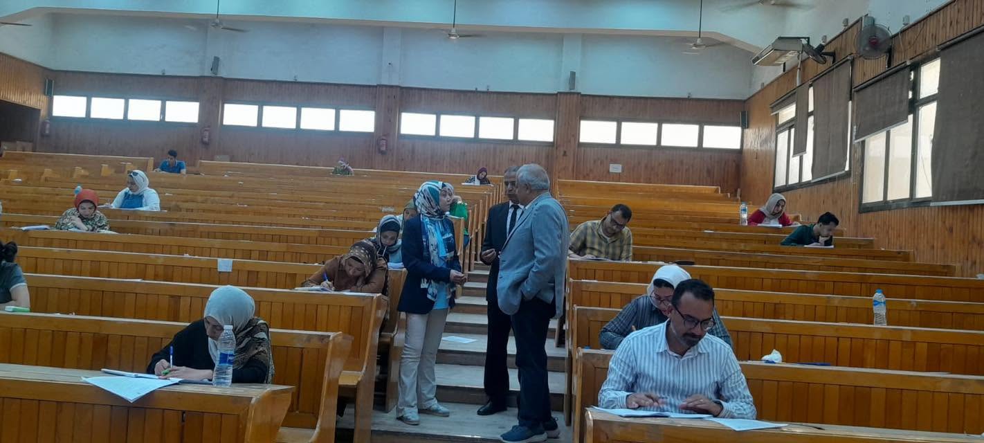 أ.د/ طاهر حسن محمد يتابع امتحانات درجتي الماجستير والدكتوراه بكلية السياحة والفنادق