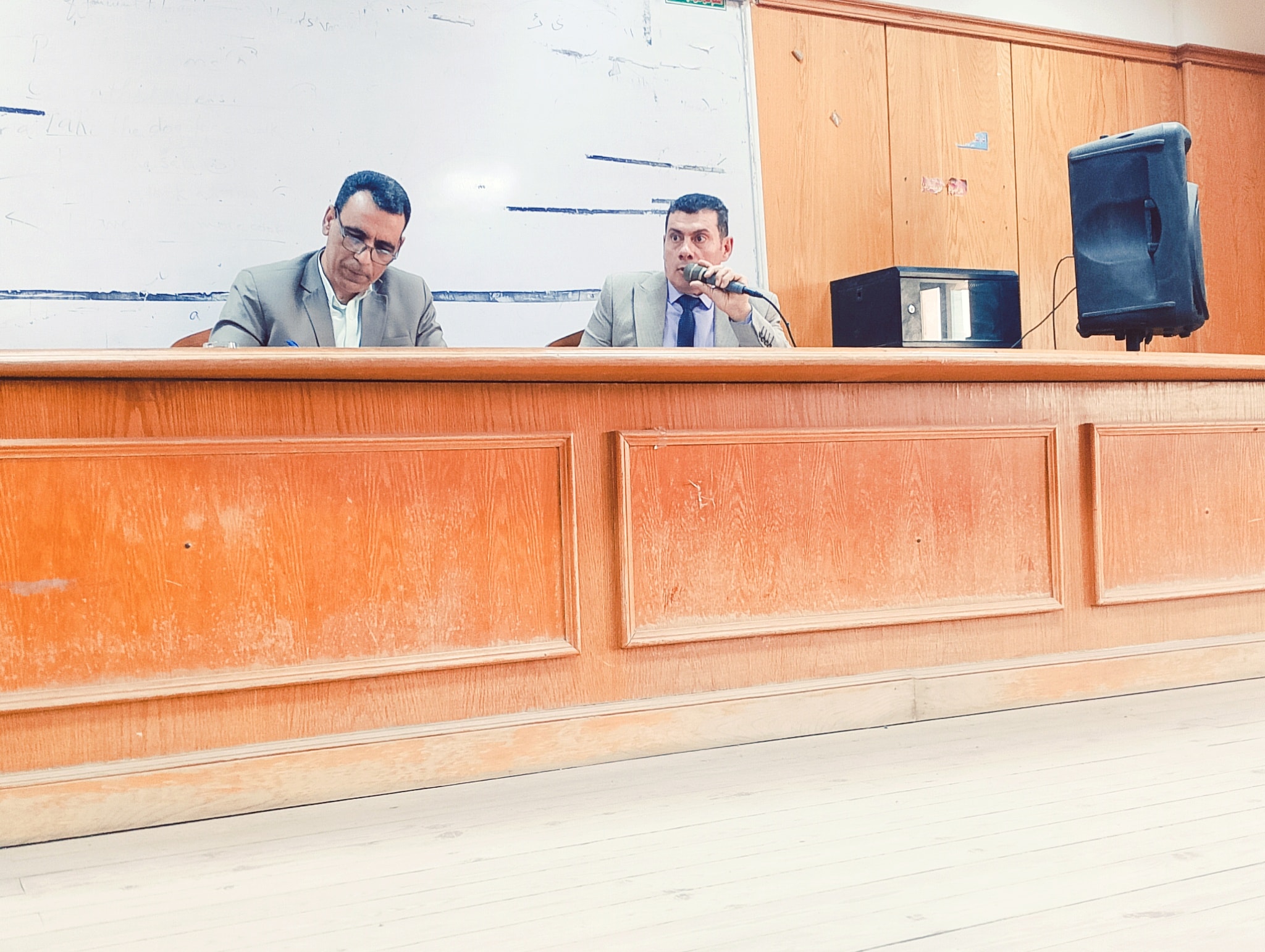 عميد كلية الآداب بجامعة الفيوم يعقد اجتماعًا موسعًا استعدادًا للامتحانات نهاية العام الدراسي 2025/2026