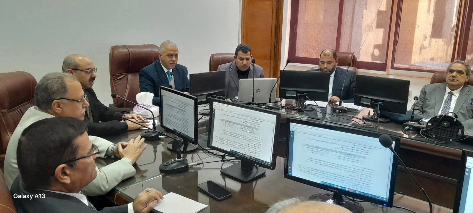 مجلس الكلية يعقد اجتماعه الشهري لمناقشة المستجدات.