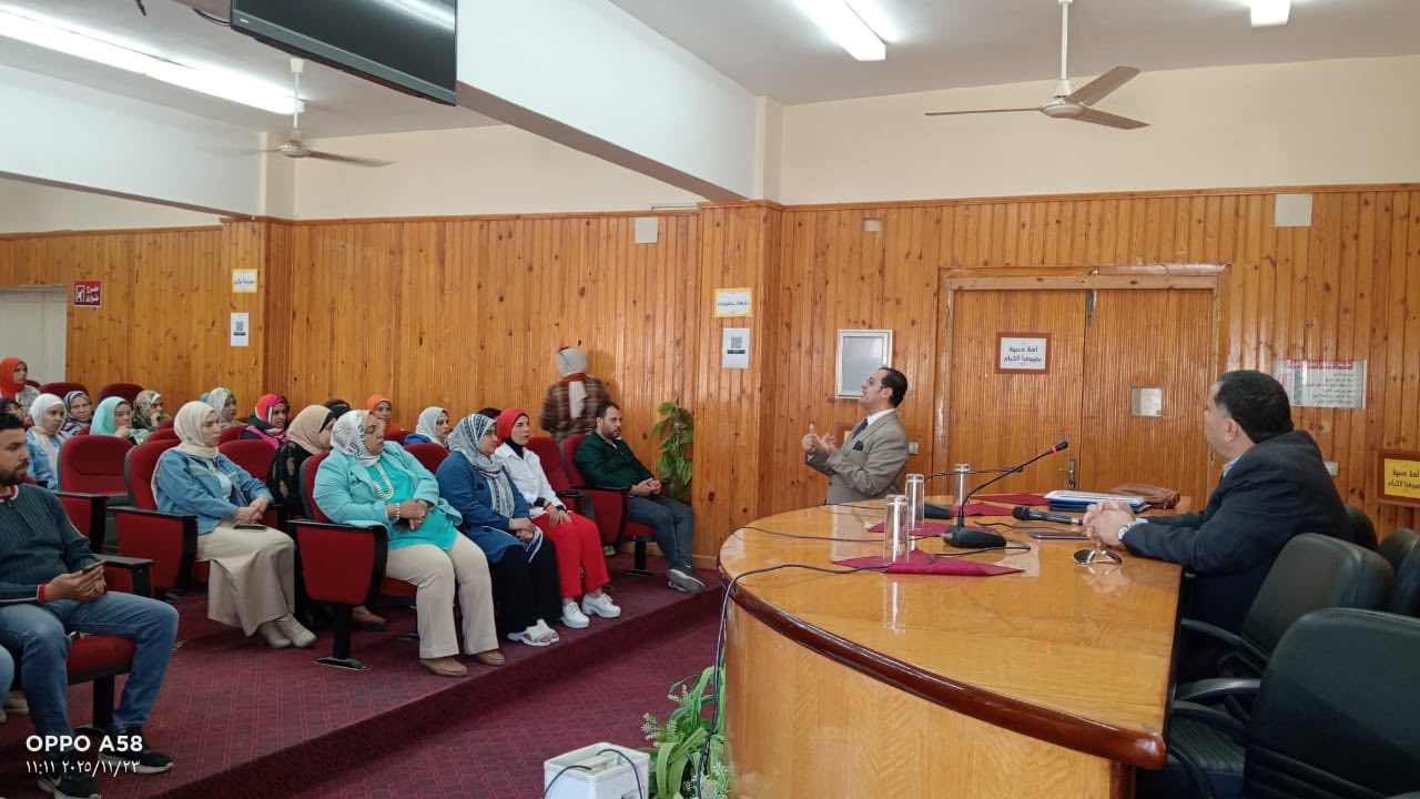 اجتماع إداري لمتابعة جاهزية الكلية للاعتماد المؤسسي بكلية السياحة والفنادق