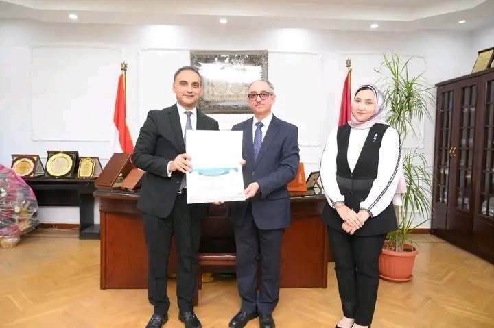 نائب رئيس الجامعة لشؤون البيئة وخدمة المجتمع يكرم أ.د طارق عبد الوهاب لمشاركته في برنامج "قضايا من قلب المجتمع