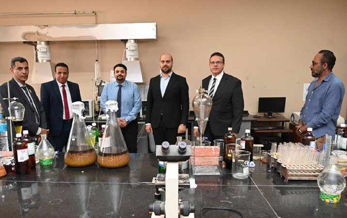 جامعة الفيوم تستقبل مدير البنك القومي للمعامل والأجهزة العلمية لبحث تطوير منظومة المعامل بالجامعة
