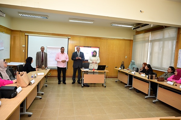   نائب رئيس جامعة الفيوم لشؤون الدراسات العليا والبحوث في زيارة تفقدية للمركز الدولي لتنمية قدرات أعضاء هيئة التدريس