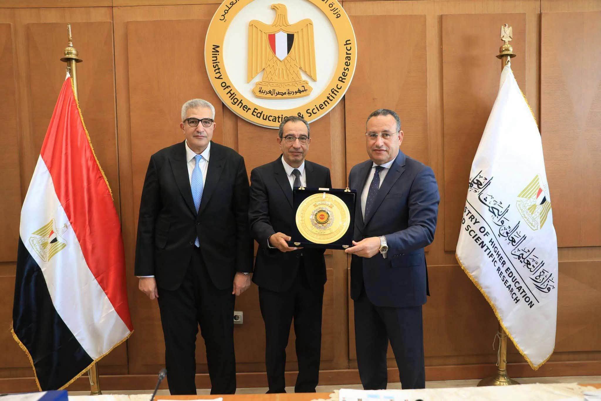 كلية السياحة والفنادق بجامعة الفيوم تهنئ الأستاذ الدكتور ياسر مجدي حتاته لتكريمه من المجلس الأعلى للجامعات