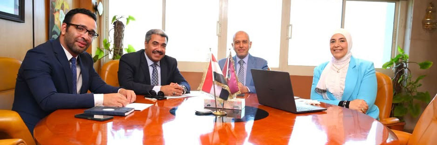 رئيس جامعة الفيوم يجتمع بمسؤولي مركز معلومات الجامعة