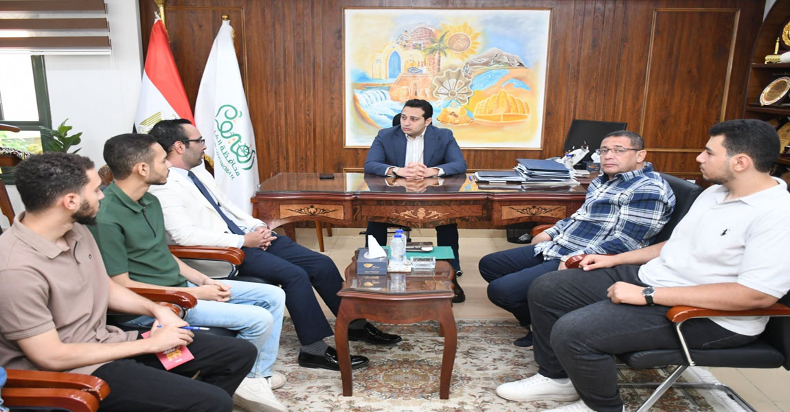 نائب محافظ الفيوم يناقش إنشاء تطبيق إلكتروني متكامل لخدمات المحافظة بالتعاون مع طلاب كلية الحاسبات والذكاء الاصطناعي