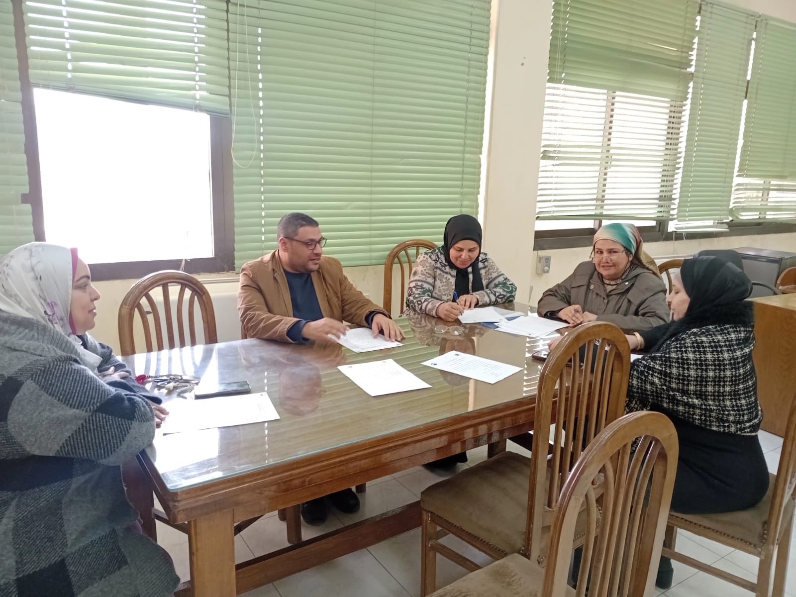  انعقاد اجتماع لجنة خدمة المجتمع وتنمية البيئة بكلية السياحة والفنادق